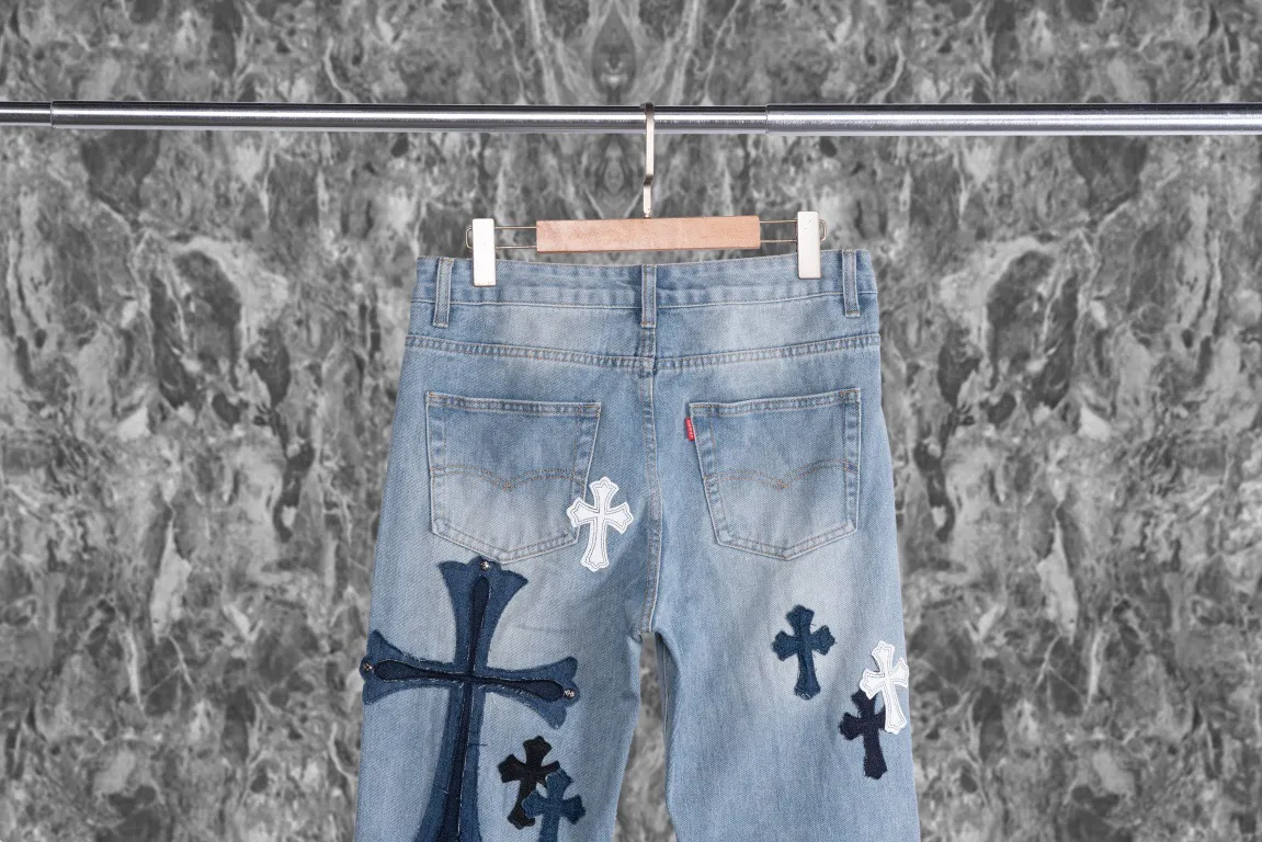 P290 [Evergreen model, top version] Chrome Hearts blue jeans, multi-leather label work jeans, ch jeans. The jeans need to be washed and then disassembled and hand-stitched with sheepskin cross leather and then spliced ​​together. The whole piece has too many craftsmanship to describe. The cabinet price is 12W+ level, patchwork cross flower embellishment, high-waisted washed jeans! ! Absolutely high-end luxury products, 6W+ level god-level items, super popular products, made with top heavy industry, a magic weapon that cannot be missed. About Kroxin This is an extremely luxurious fashion brand, which can also be called the aristocrats of the high street. It has always been an exclusive brand for some hipsters or rich second generation. Compared with ordinary high streets, it is more luxurious and noble. Compared with luxury brands, it has a more fashionable personality and has always been a brand that I have a special liking for. Style number: 1565# Color: blue Size: 28 30 32 34 36